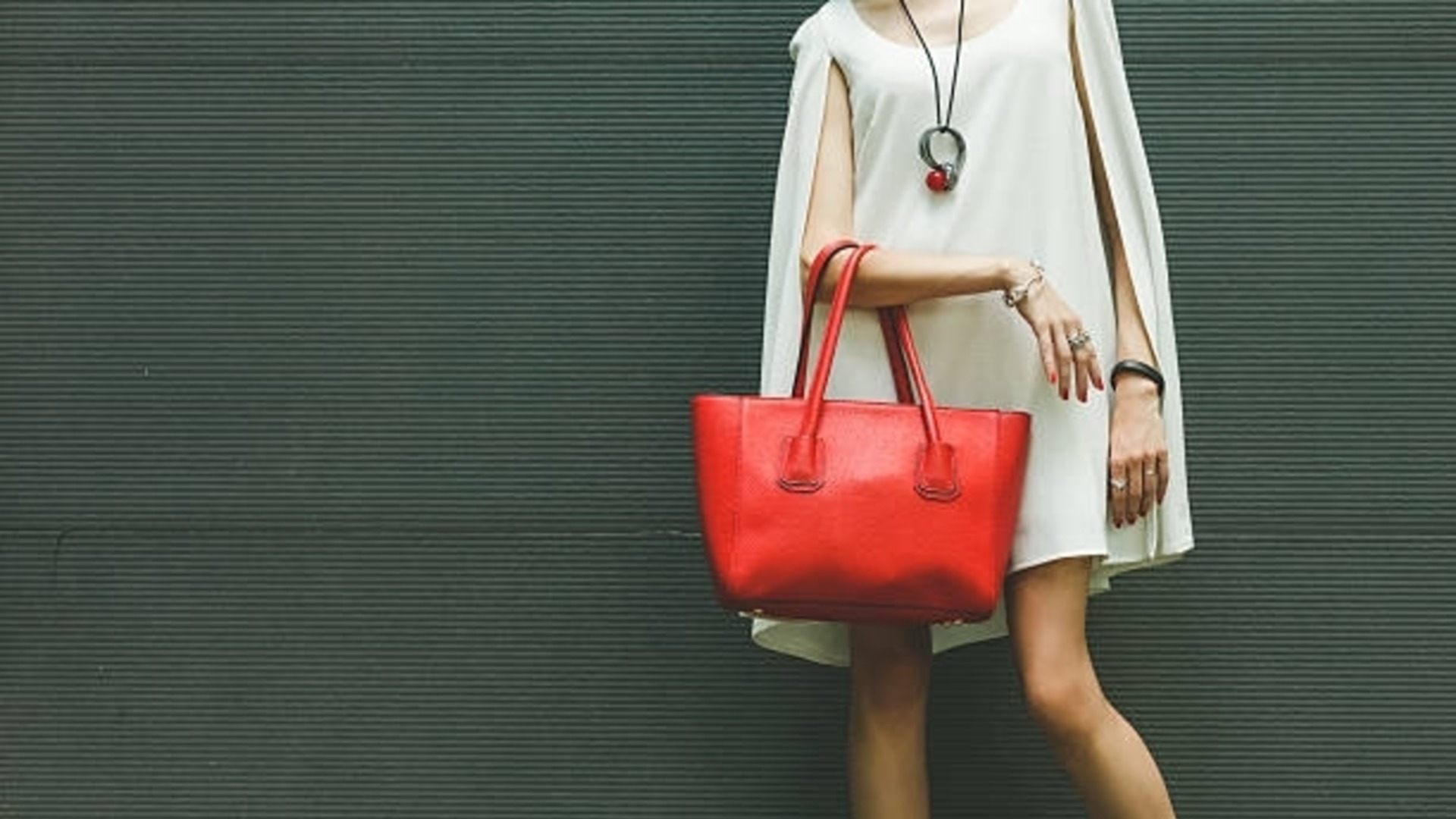 Стил и практичност: Как да съчетаем чантите и раниците с аутфита си през 2026