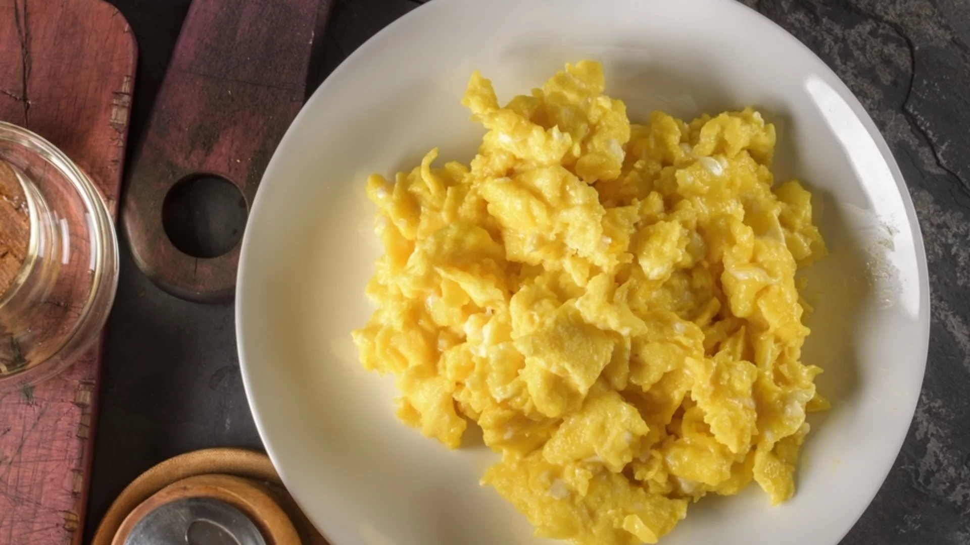 Учени: С какво е най-добре да се ядат яйцата за пълноценно усвояване на витамин Д