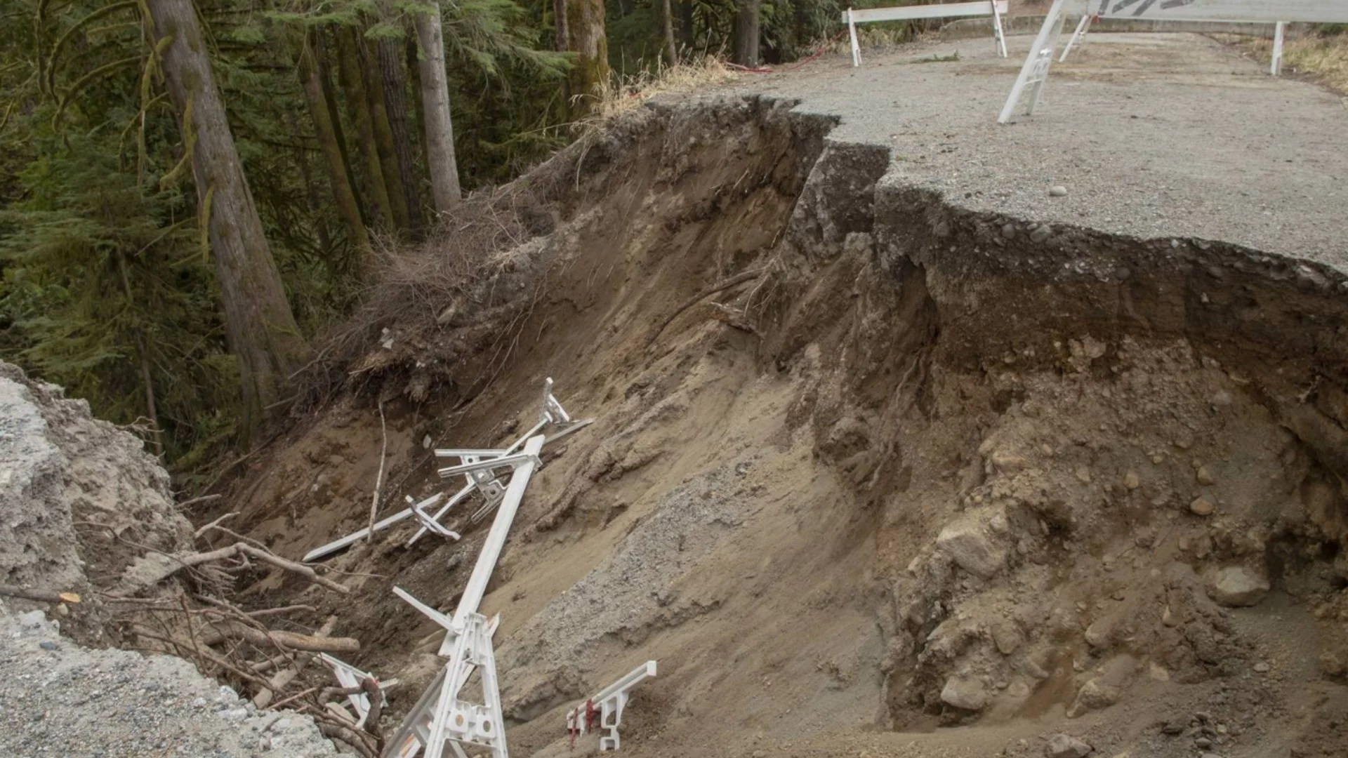 Прищина се срути: Вижте какво се случи с улица в Косово (ВИДЕО)