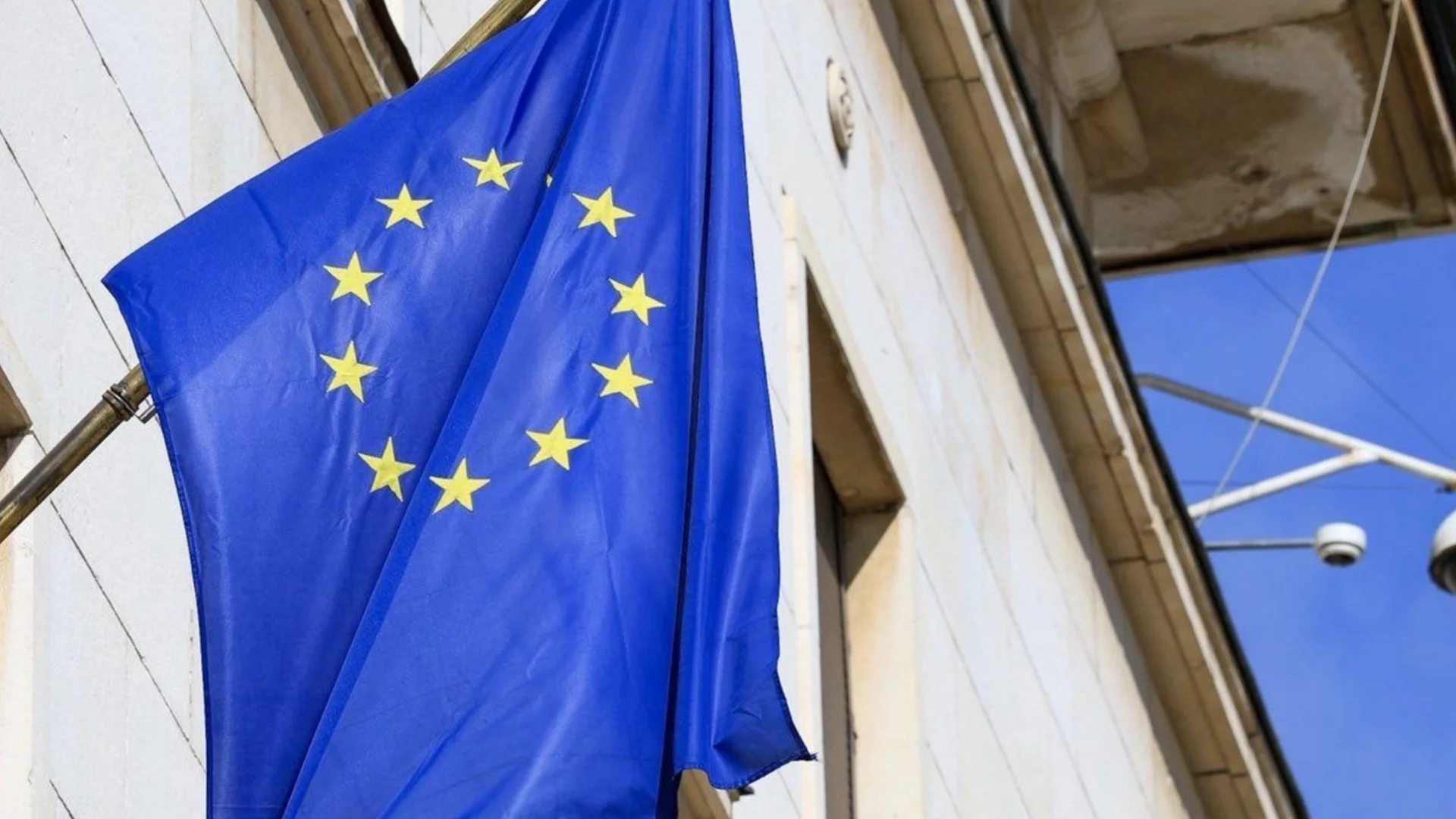 "Вън европейските знамена!": Френски кметове махат флага на ЕС от кметствата си