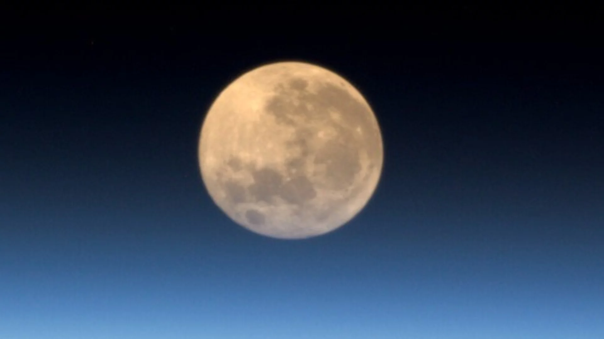 Учени разкриха какво предпазва Луната от радиация