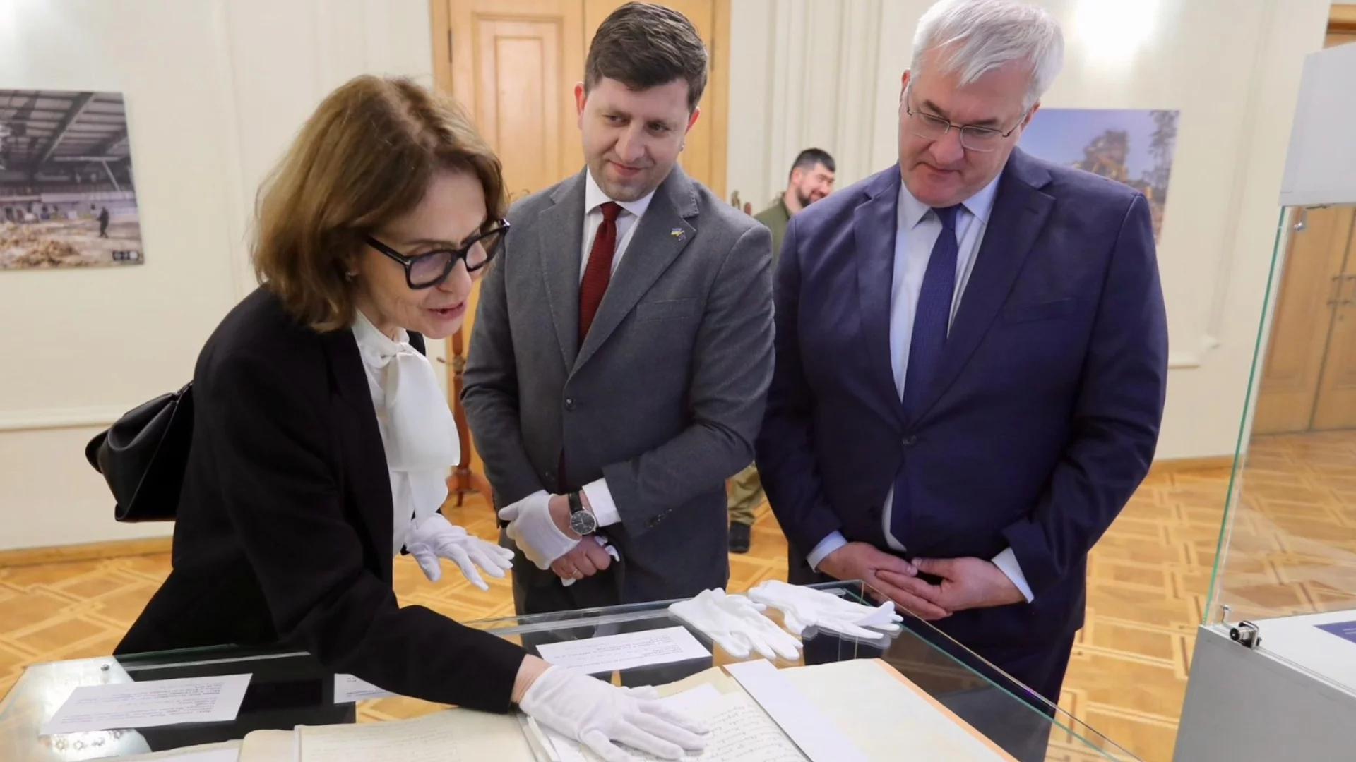 Киев отвори архивите пред министър Нейнски: Документи за дълбоките връзки между България и Украйна