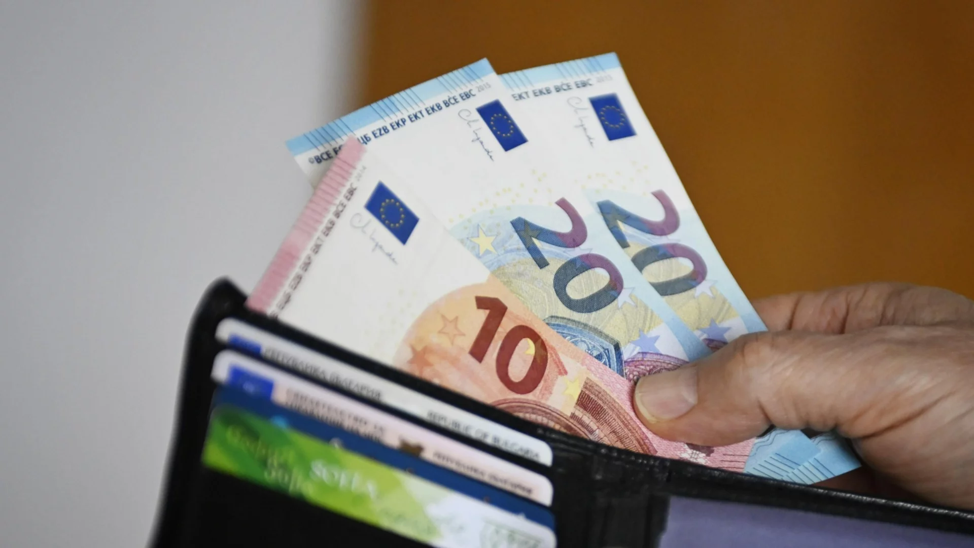 На дъното: България е с най-ниски разходи за заплати в ЕС