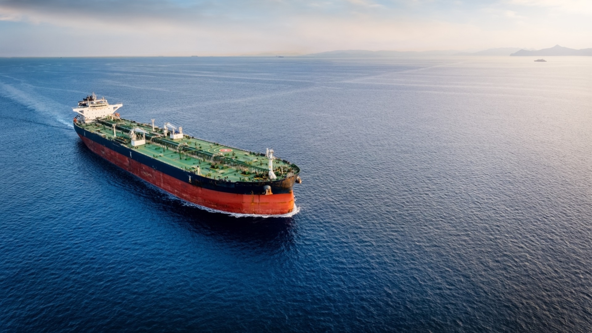 Два танкера пламнаха край Дубай след иранска атака (ВИДЕО)