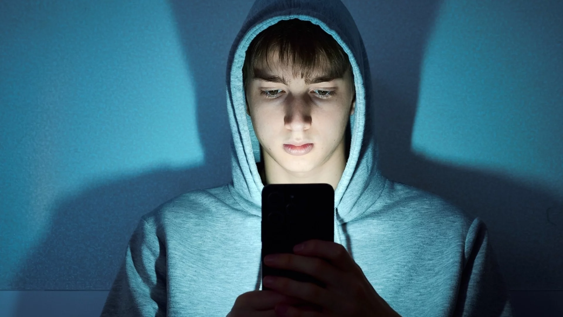 Тъжният парадокс за Gen Z: Най-свързаното поколение се оказва и най-самотното