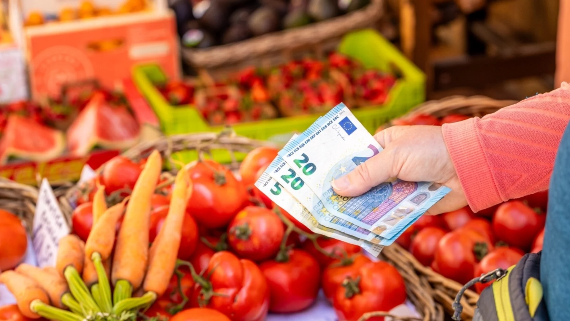 КЗП: Няма скок на цените, но има леко изкривяване след въвеждане на еврото