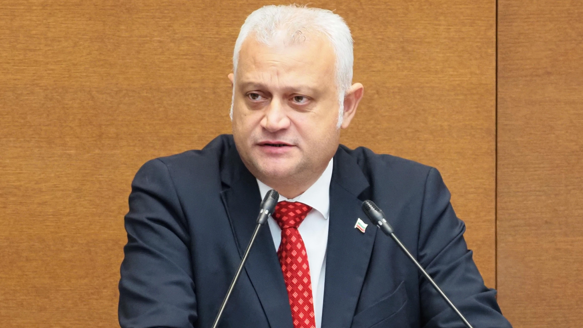 Нетърпимо е такова мишкуване и тихо хрупане на сиренце от мандрата на Петьо Еврото