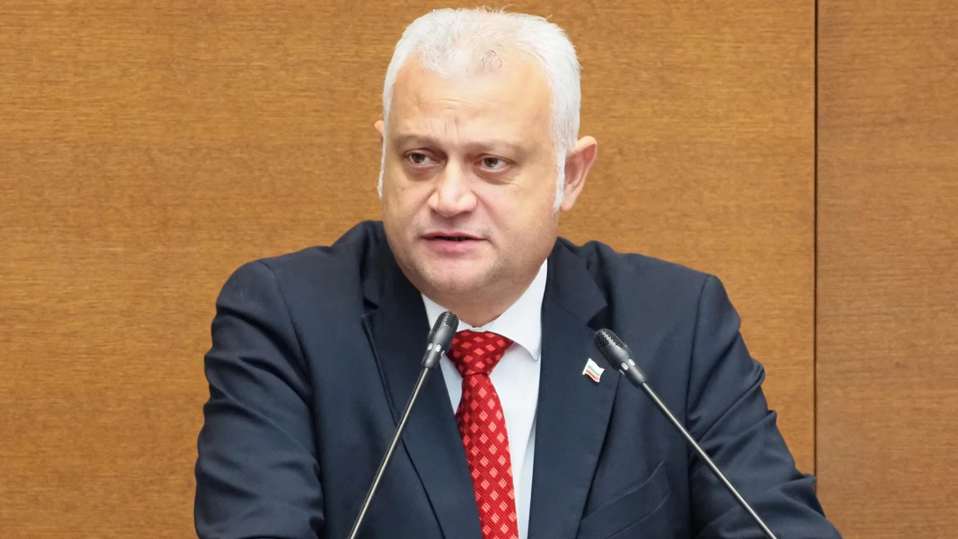 Нетърпимо е такова мишкуване и тихо хрупане на сиренце от мандрата на Петьо Еврото