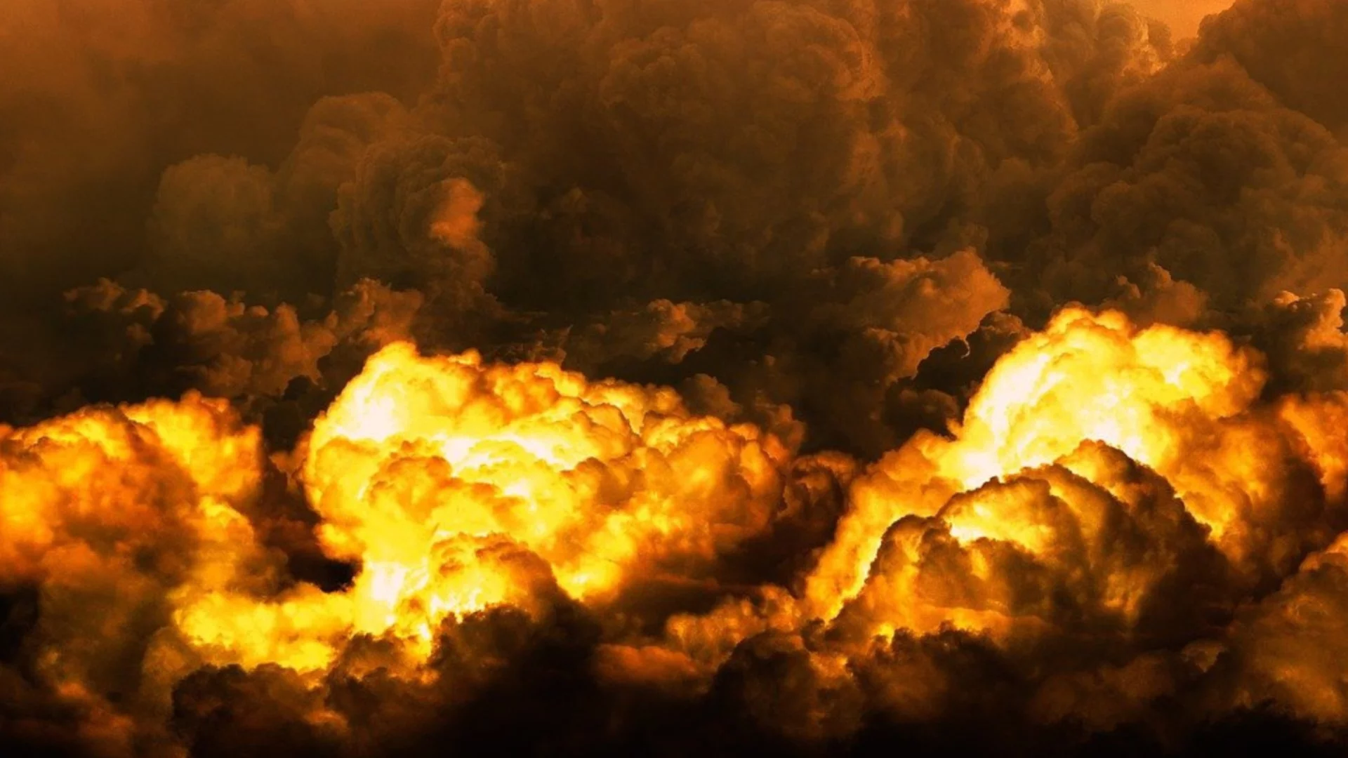 Пълна разруха в Русия: Най-големият завод за каучук след грандиозен взрив (ВИДЕО)