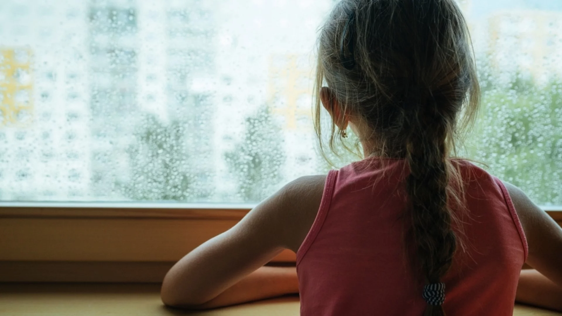 Гневът на едно дете: 7-годишна московчанка "отмъсти" на майка си, като изхвърли 88 хил. долара през прозореца