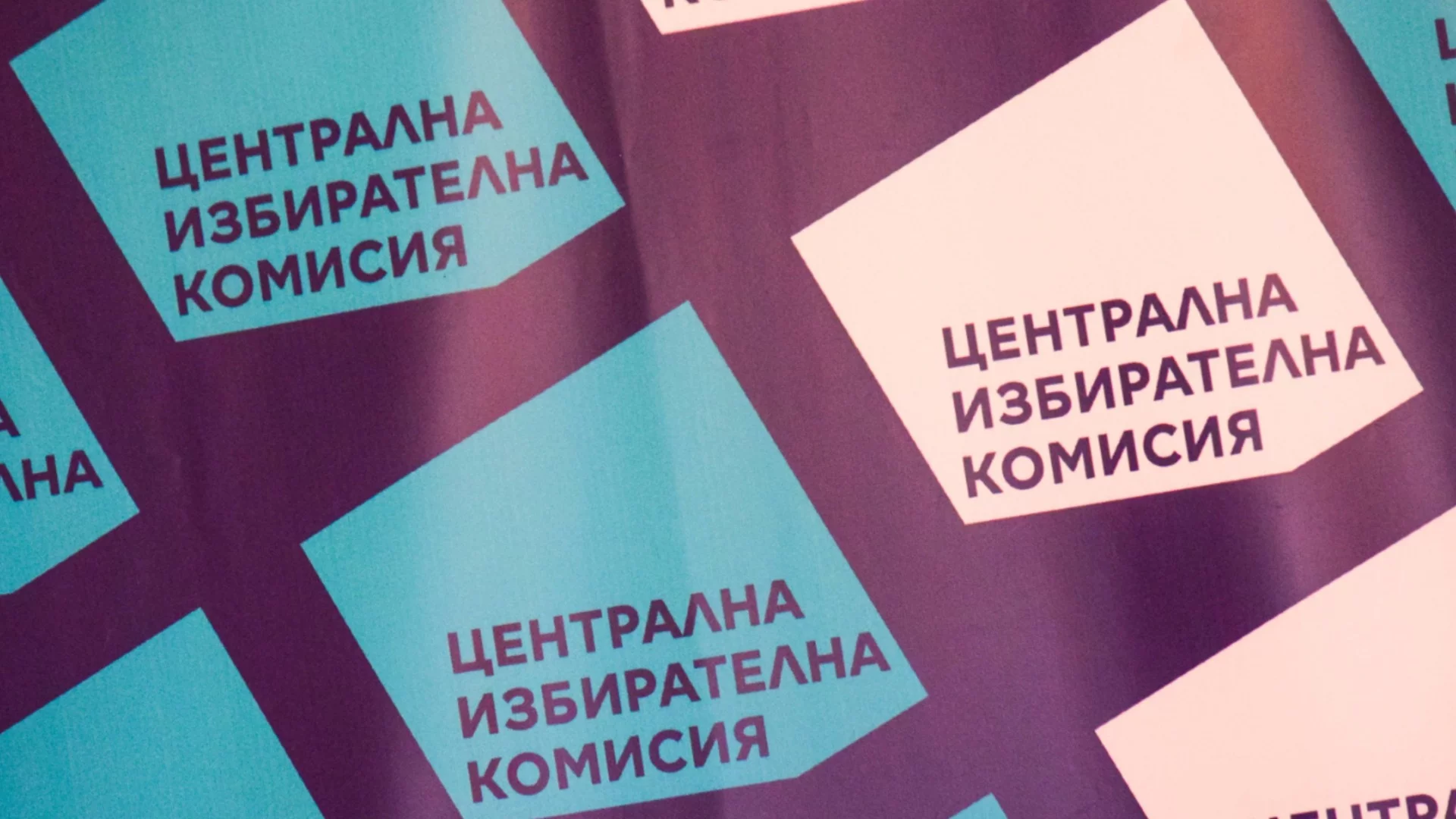 С трънен венец на главата и скъсан държавен герб в ефир: Прокуратурата погва Венци Чикагото след скандално интервю