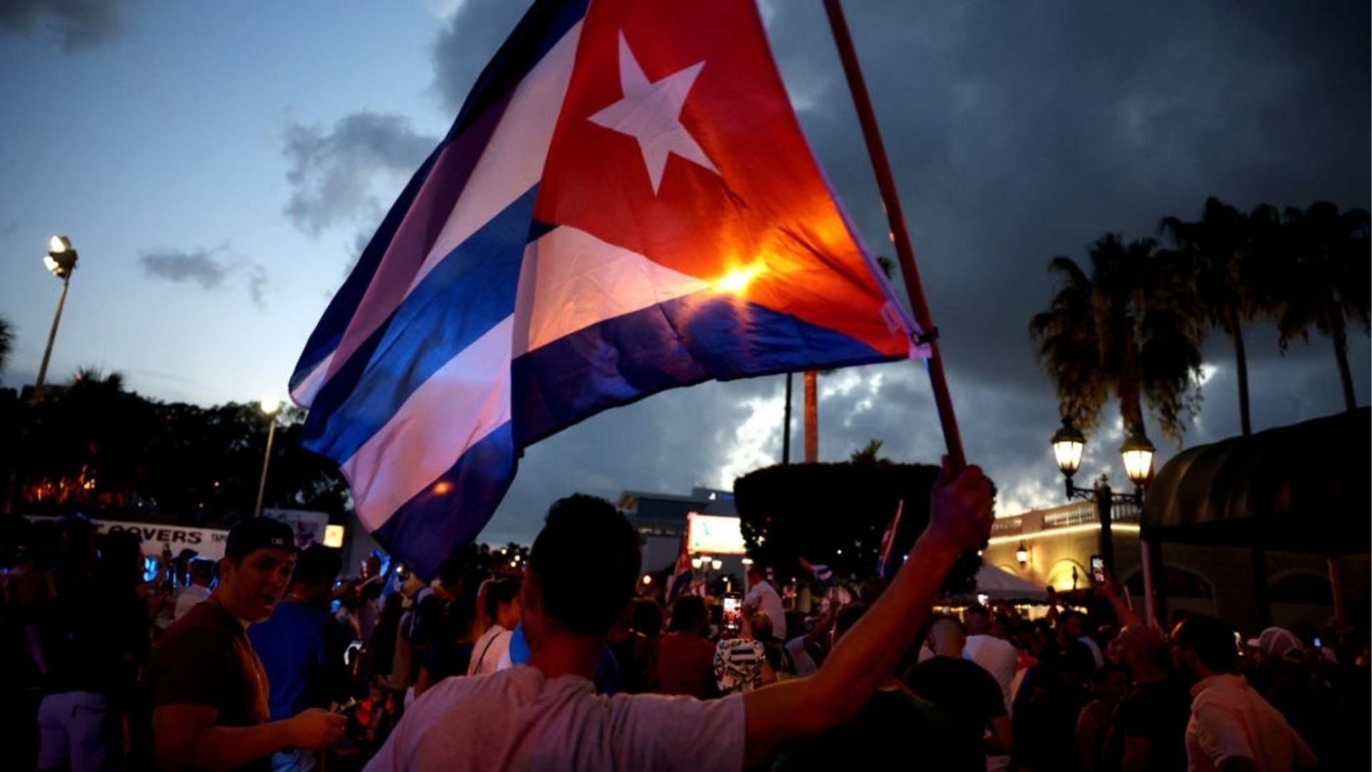 Куба посреща руски петролен танкер с надежда, но и резерви