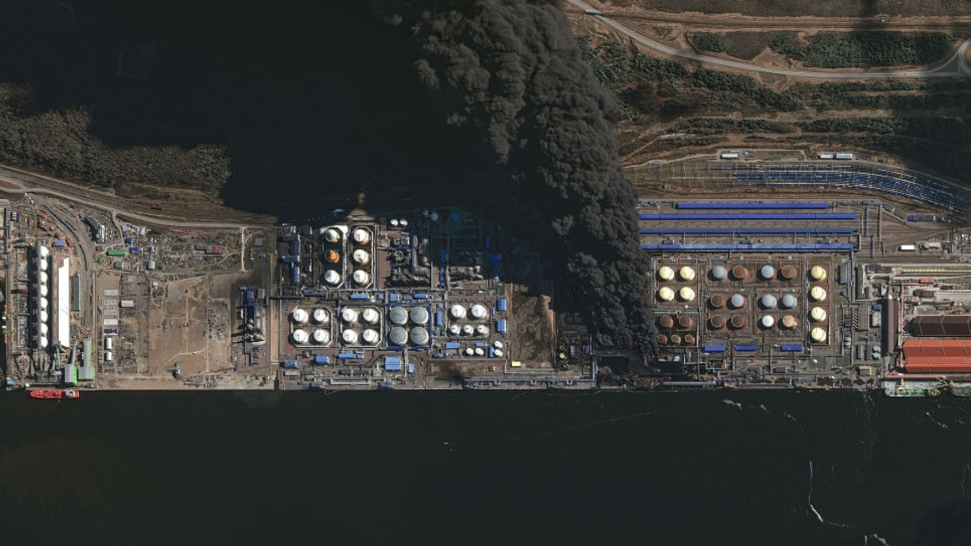 За пети път: Украйна бомбардира руското пристанище Уст-Луга, има щети (ВИДЕО)