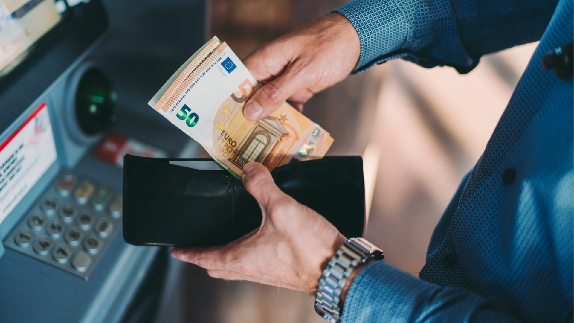 Ръст на доходите в Гърция: Минималната заплата вече е 920 евро