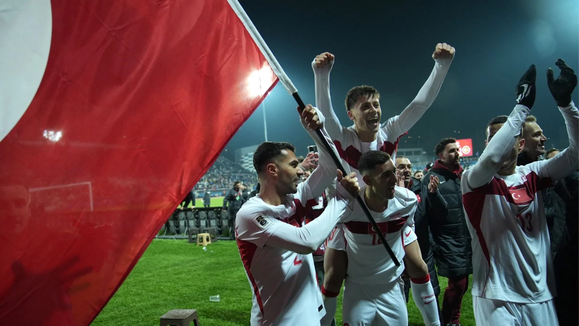 Трети в света не е достатъчно: Турският футболен феномен се завръща 24 години по-късно, за да довърши започнатото