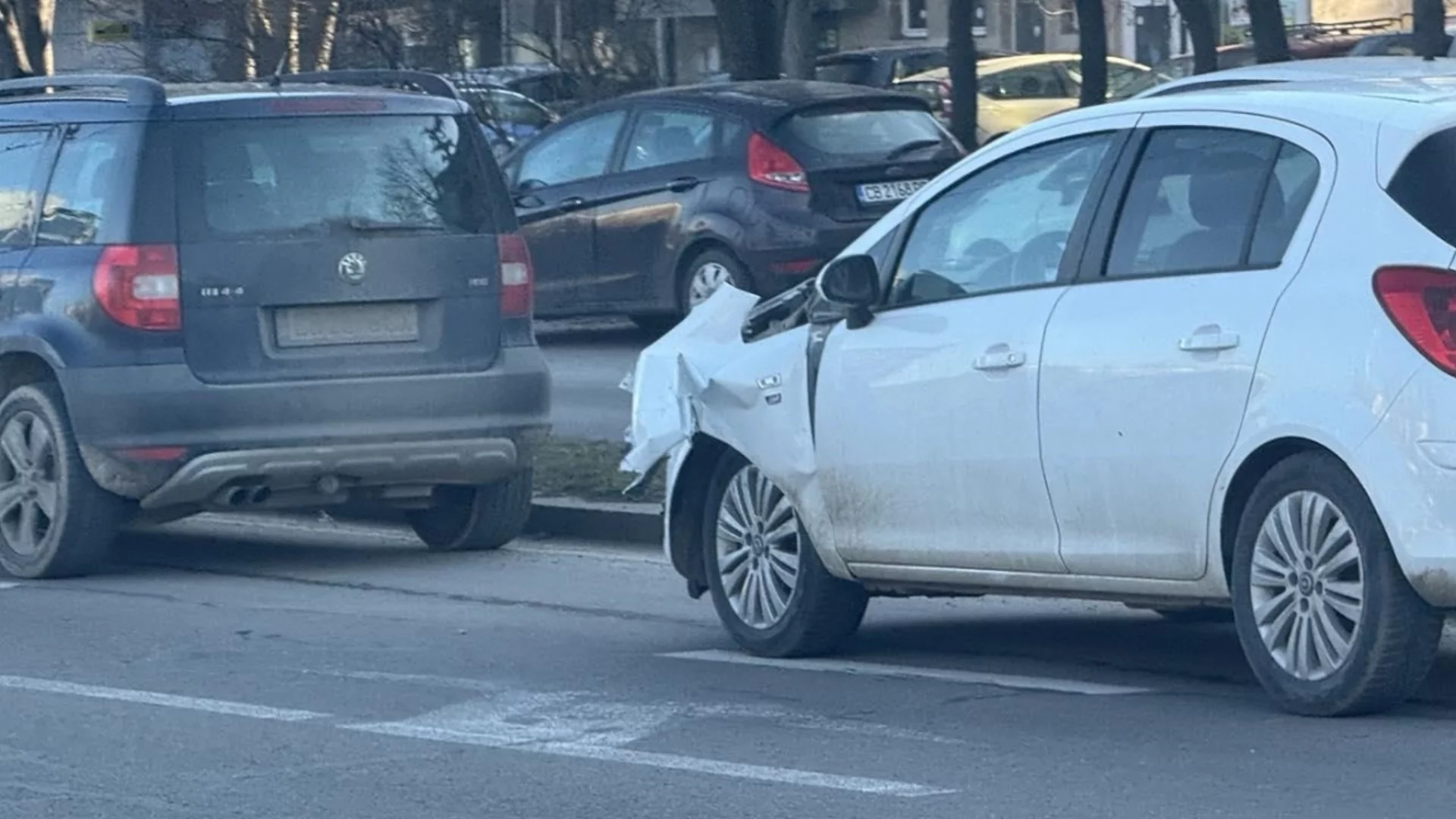 Фрактури и счупени ребра: Мъж и жена пострадаха при катастрофа