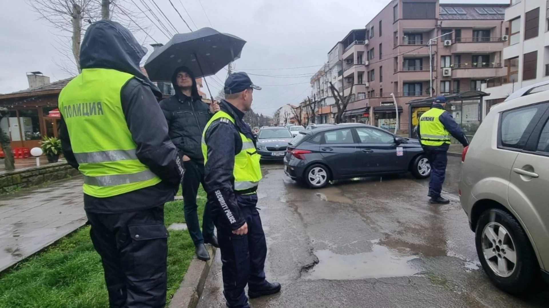 Дете виси от осмия етаж, полицията едва го спасява