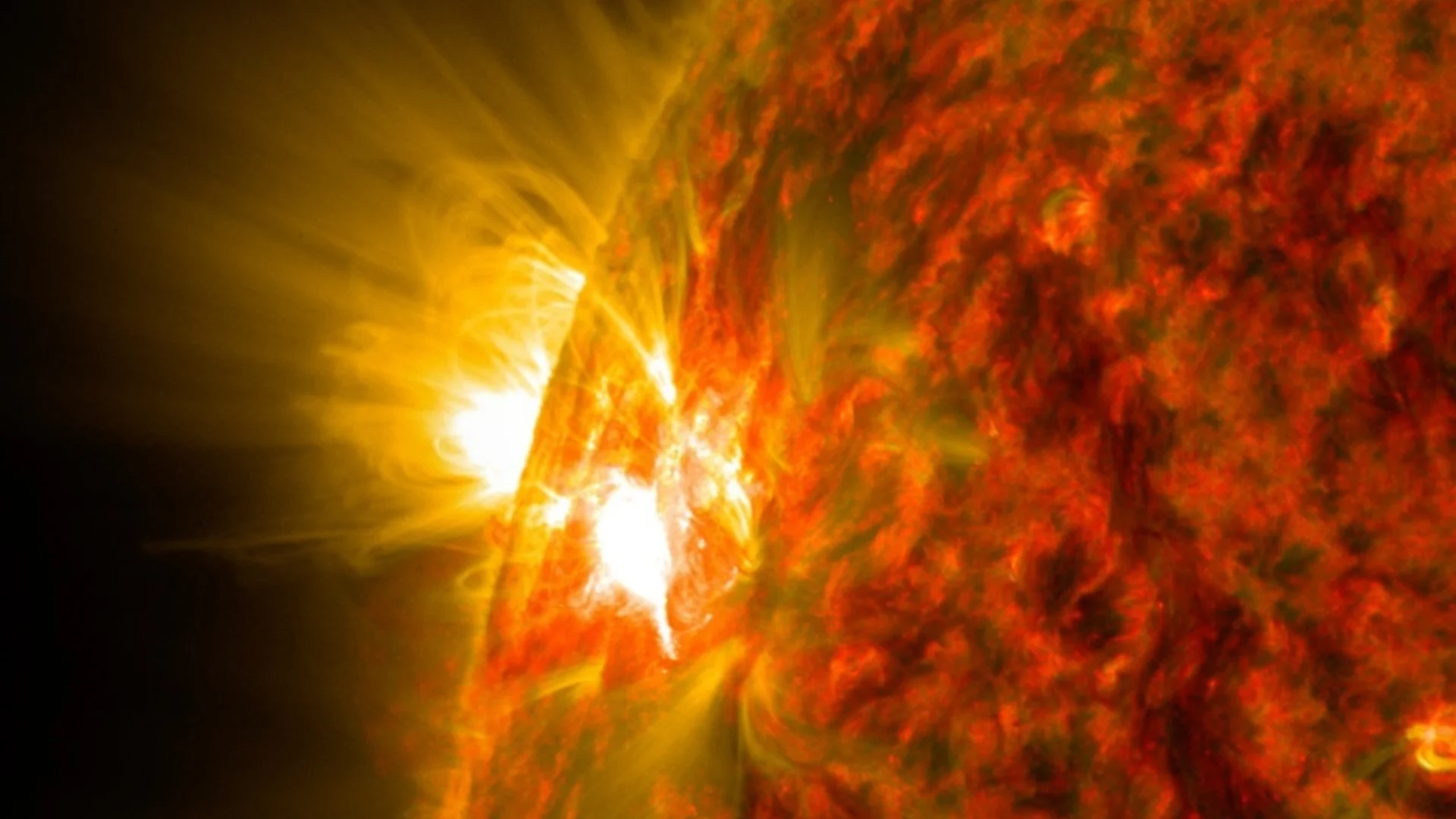 Огромен плазмен облак от Слънцето се загуби на път към Земята