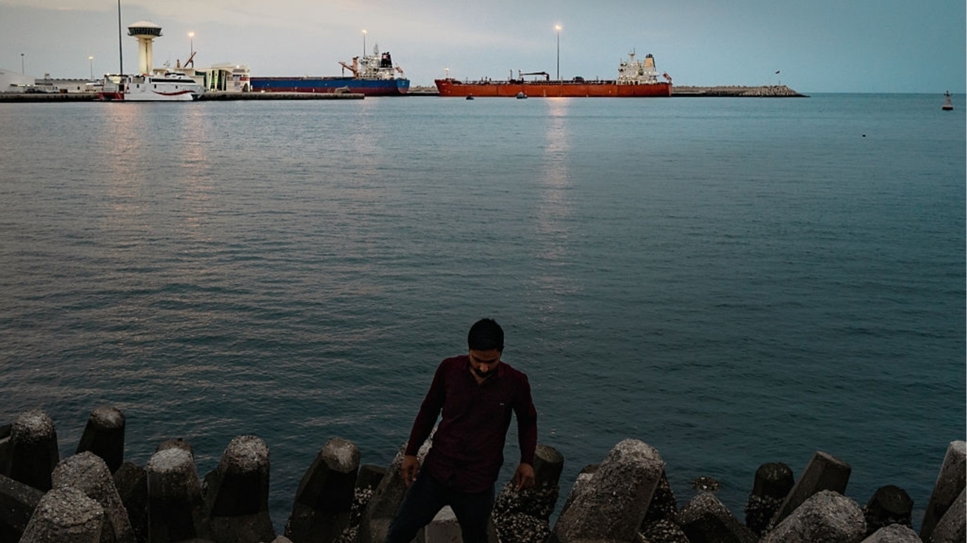 ОАЕ зоват за военна операция за отваряне на Ормузкия проток, искат да се включат