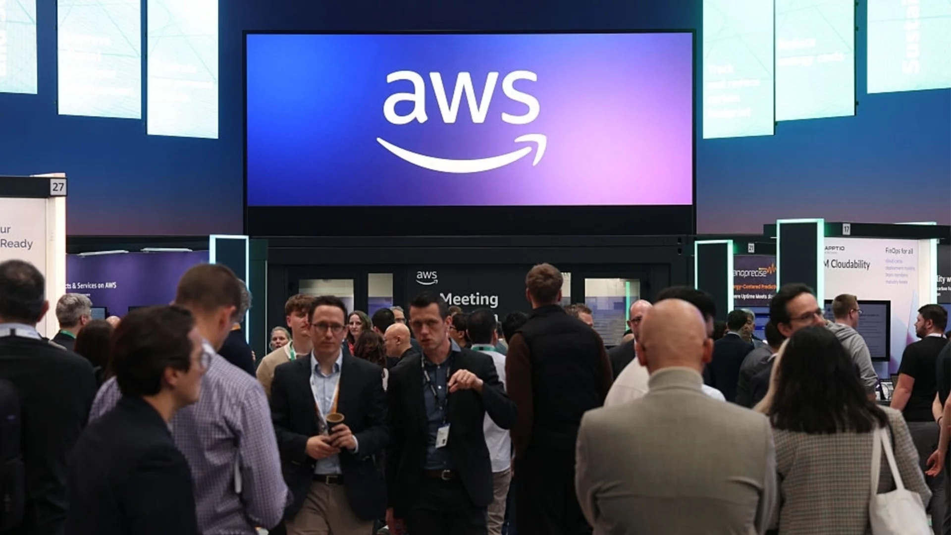 Заплаха за глобалния интернет? Иран е поразил център за данни на Amazon (ВИДЕО)