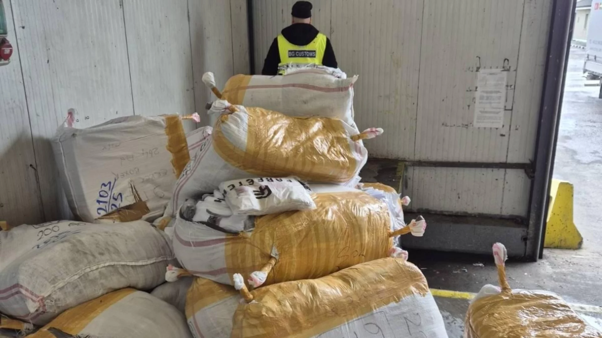 Над 30 000 дрехи и обувки менте хванаха на границата