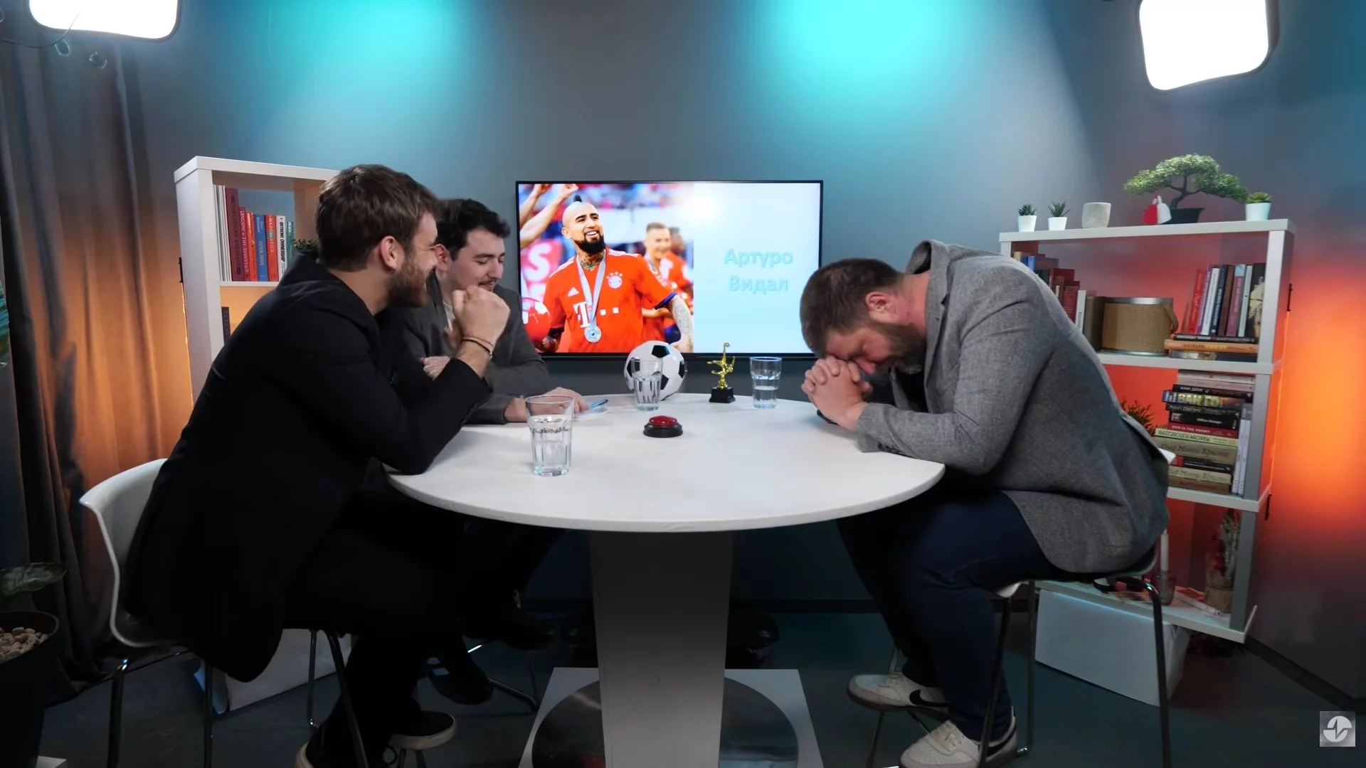 "Ако го позная от Коло-Коло, ще ми целувате ръка": лудост или смелост в играта "Кой съм аз"