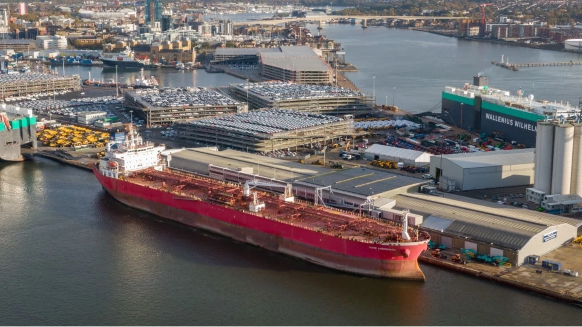 Иранска ракетна атака: Пробойна и пожар на танкер в катарски води