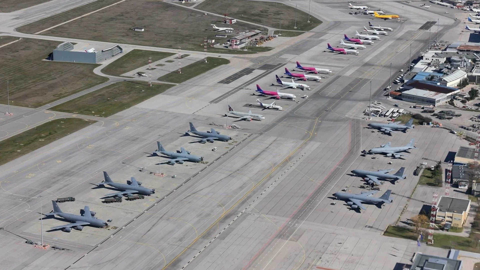 "Над България не летят бойни самолети": Софиянци не са съгласни