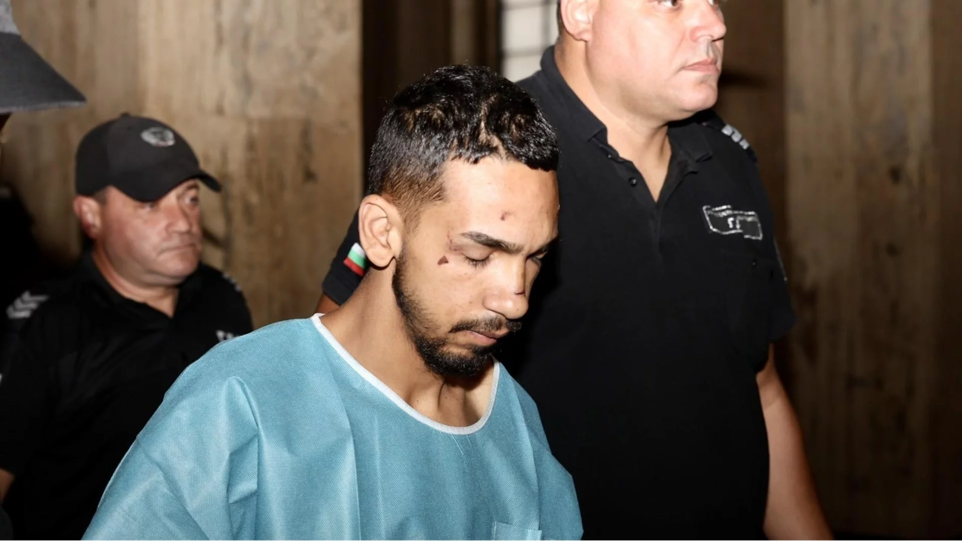 Шофьорът, врязал се в автобус в София, остава в ареста