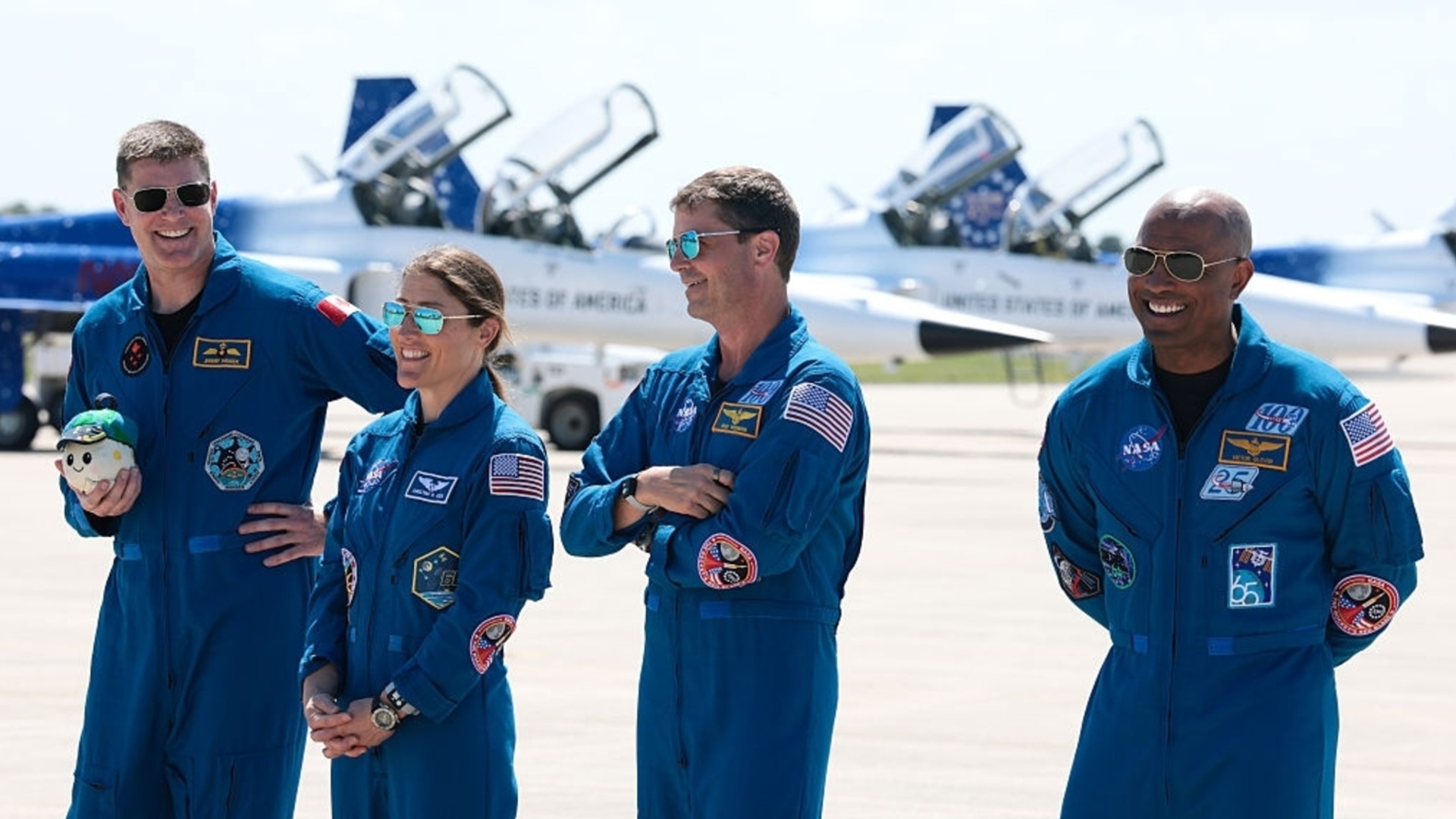 До Луната и обратно: Личните изповеди на екипажа, който се отправя към непознатото