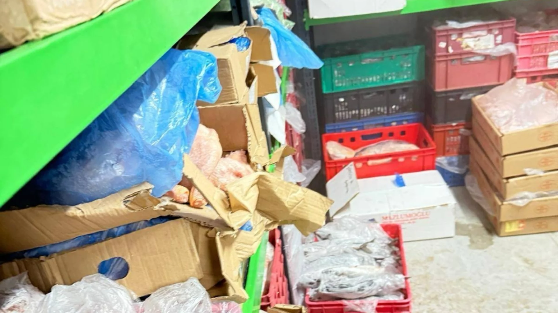 Охладено, после замразено: Унищожават 2 тона опасно пилешко