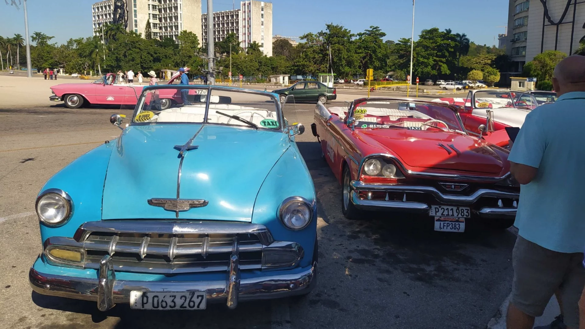 Креативност: Кубинец подкара колата си без бензин (ВИДЕО)