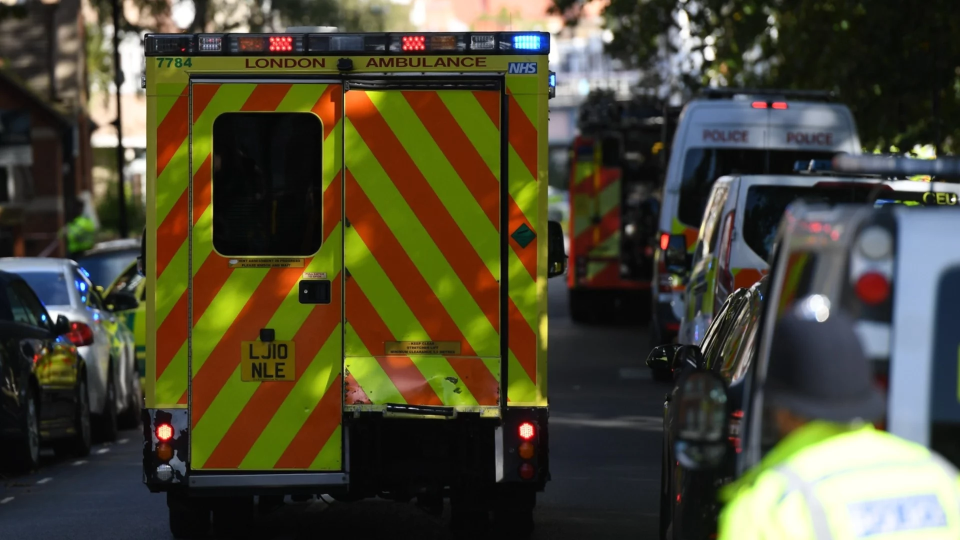 Бензин за линейките и ограничения на скоростта: Британският план за справяне с недостига на гориво