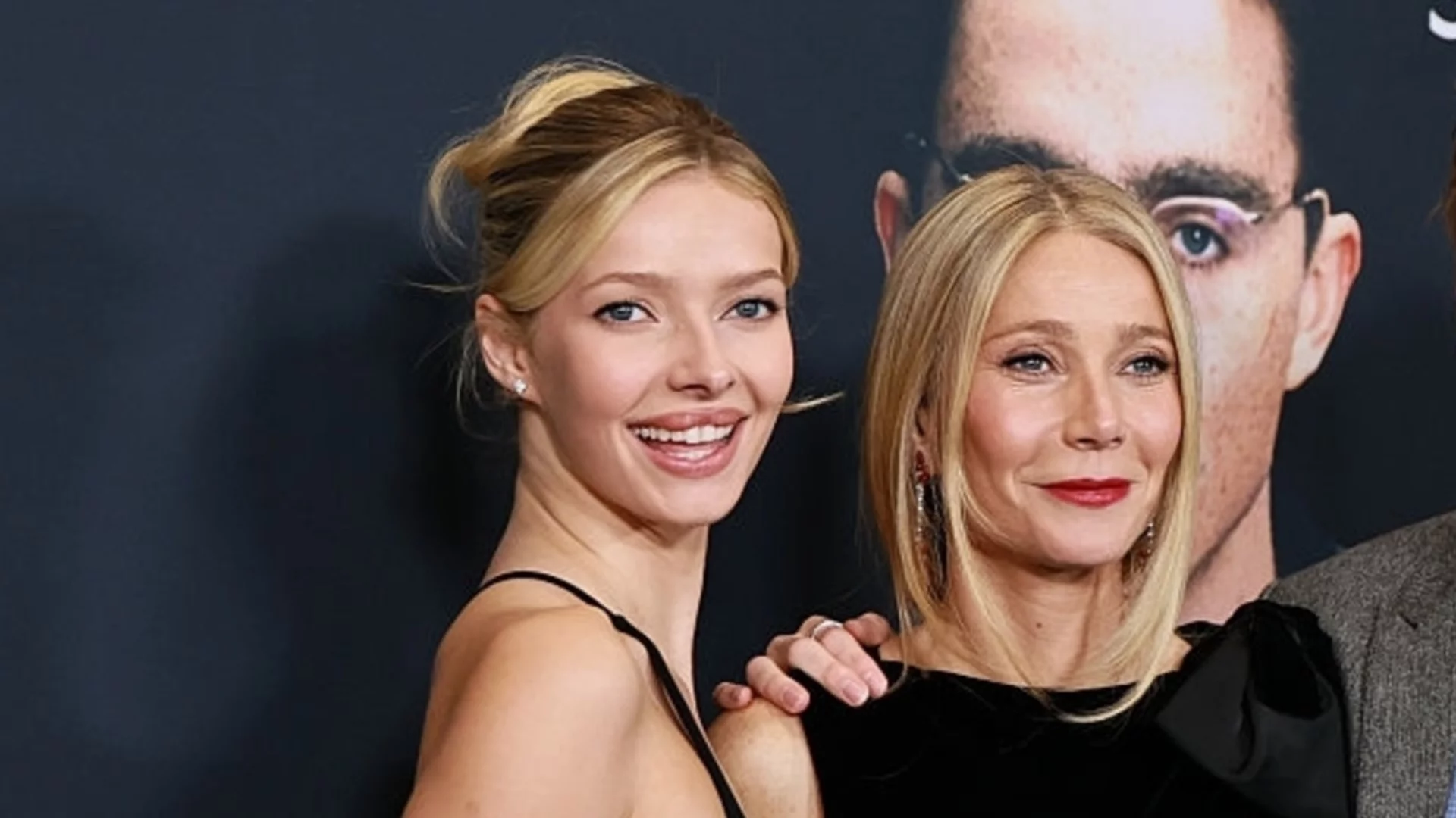 Дъщерята на Гуинет Полтроу и Крис Мартин направи режисьорския си дебют (ВИДЕО)