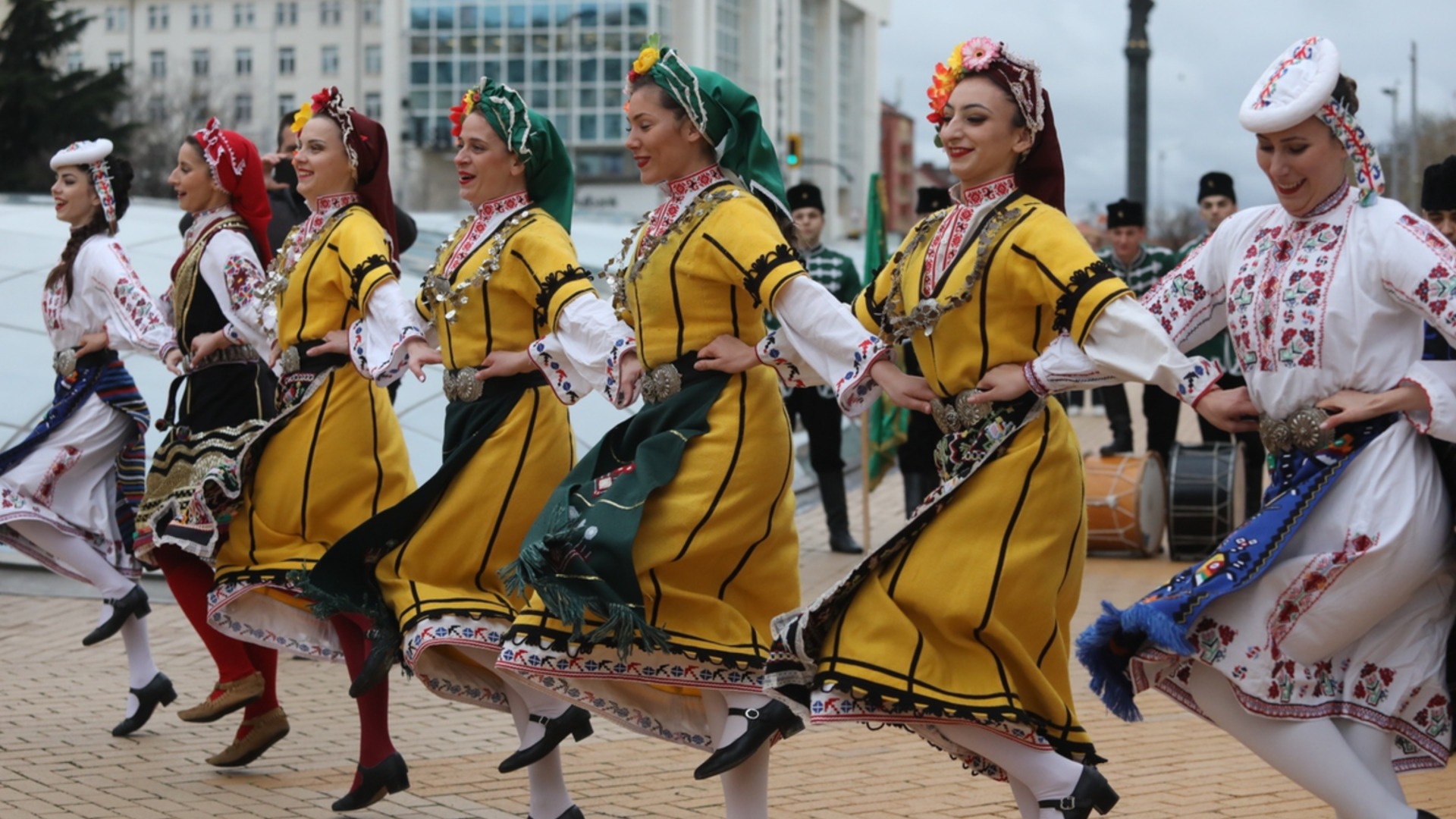 Утре Лъв, Стрелец + още 2 зодии ще пеят едно, а съдбата ще им приглася друго