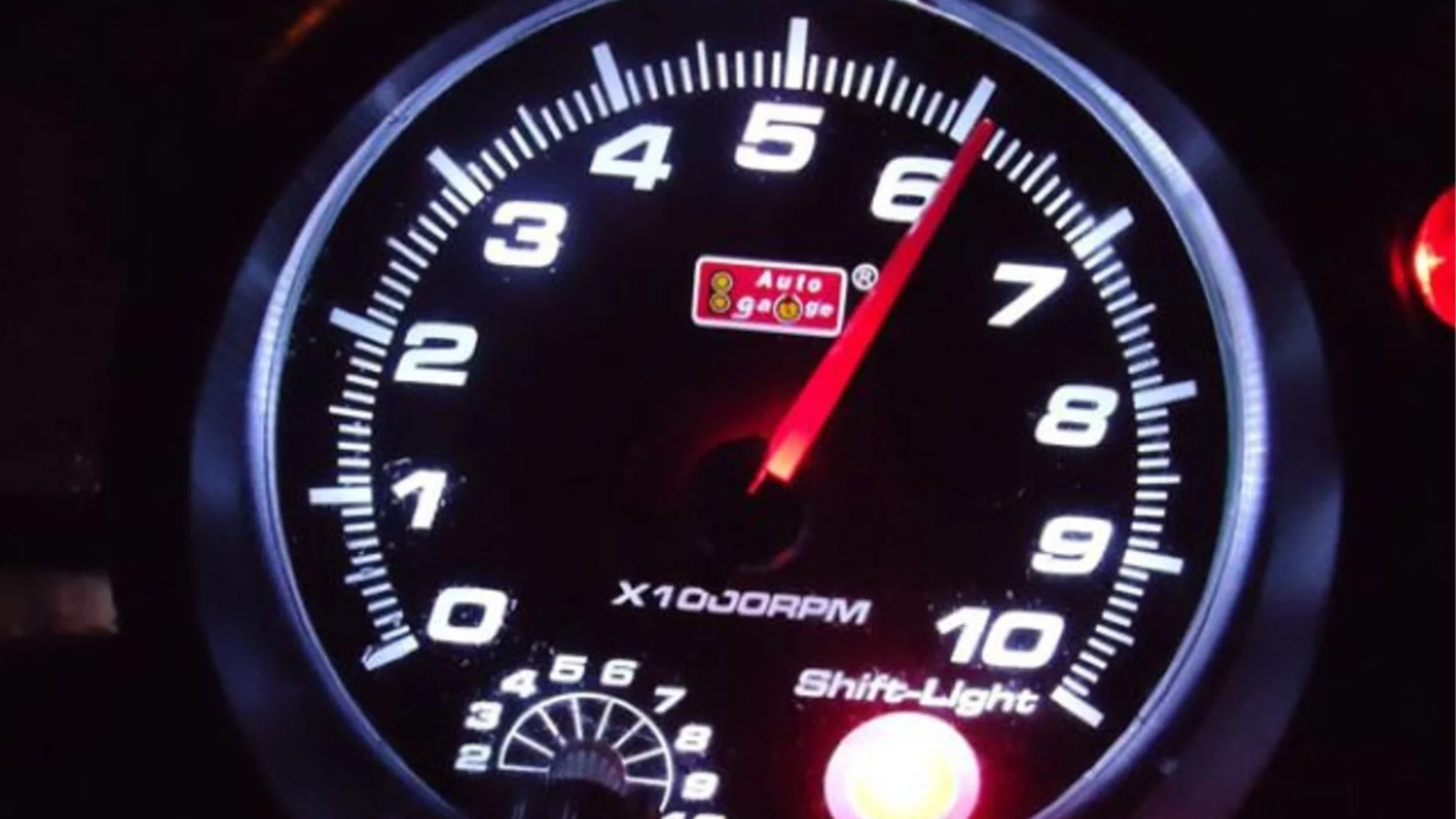 Наистина ли високите обороти съсипват двигателя?