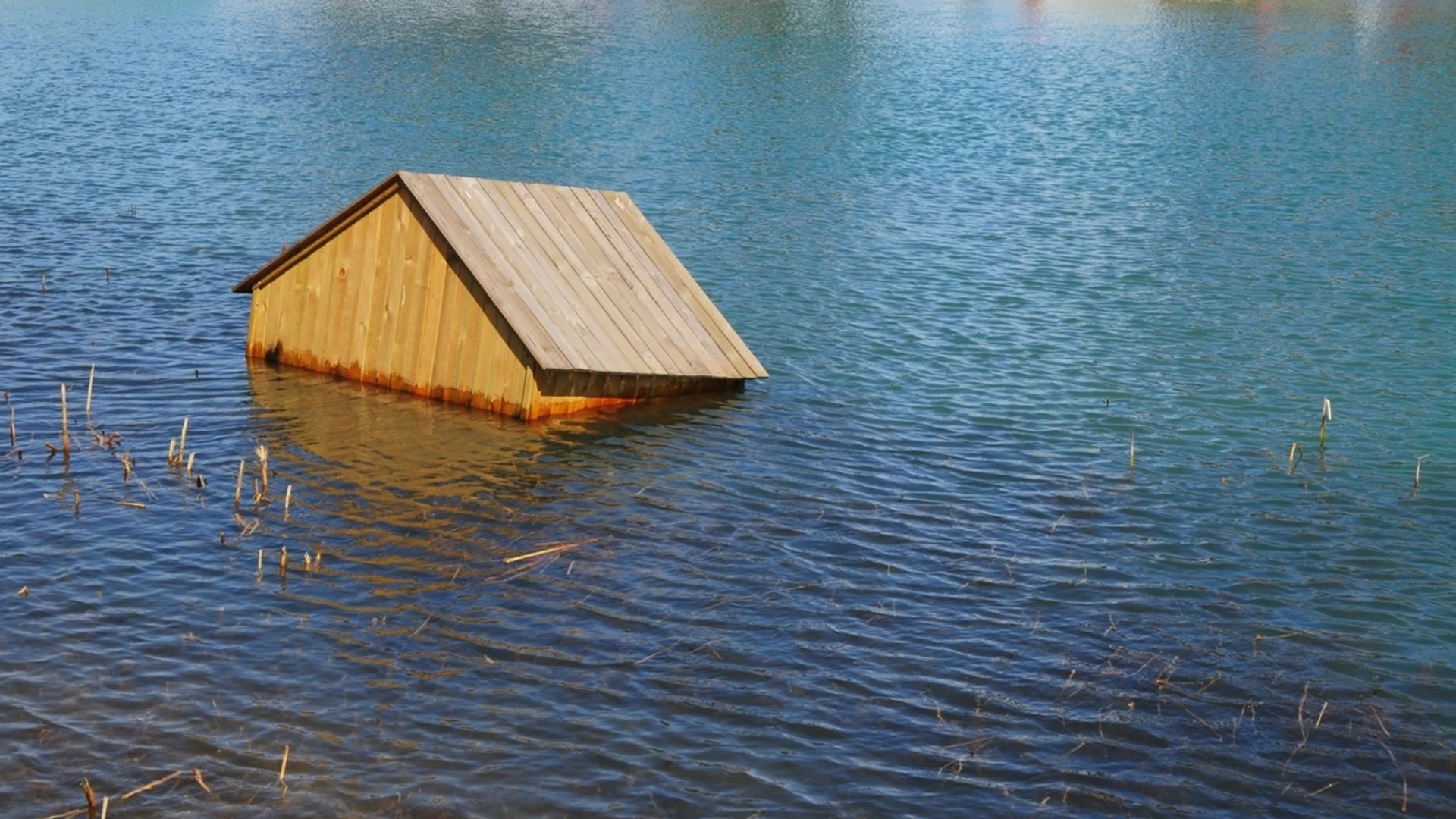 Жертва и разрушения: Бурят удари Гърция (ВИДЕО)