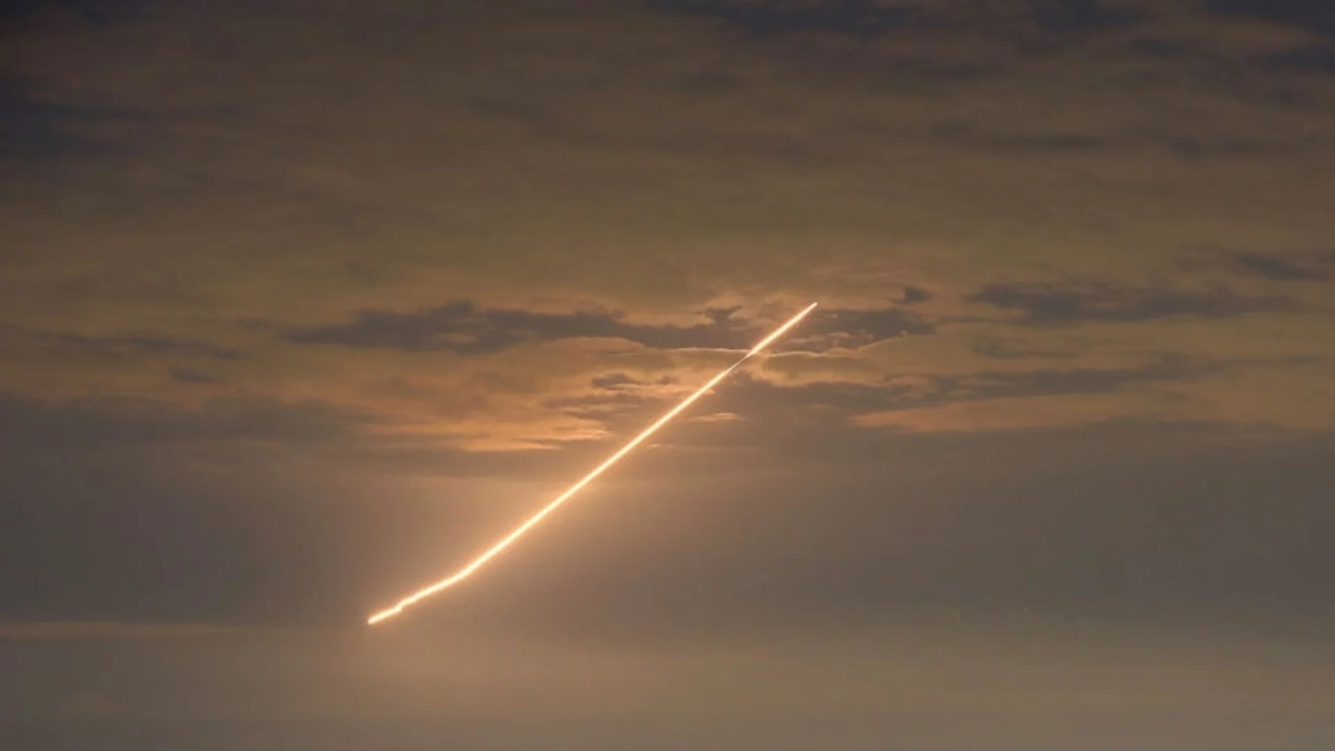 Арабски държави вече атакуват Иран? Иранска ракета удари при военна база на САЩ (ВИДЕО)