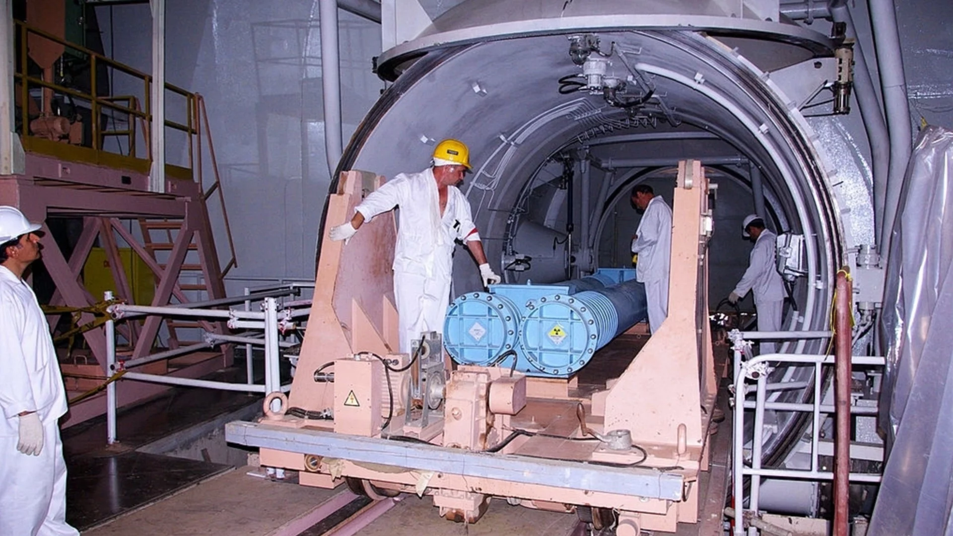 Руснаците обявиха "мощна вълна от евакуации" в иранската АЕЦ "Бушер" (ВИДЕО)