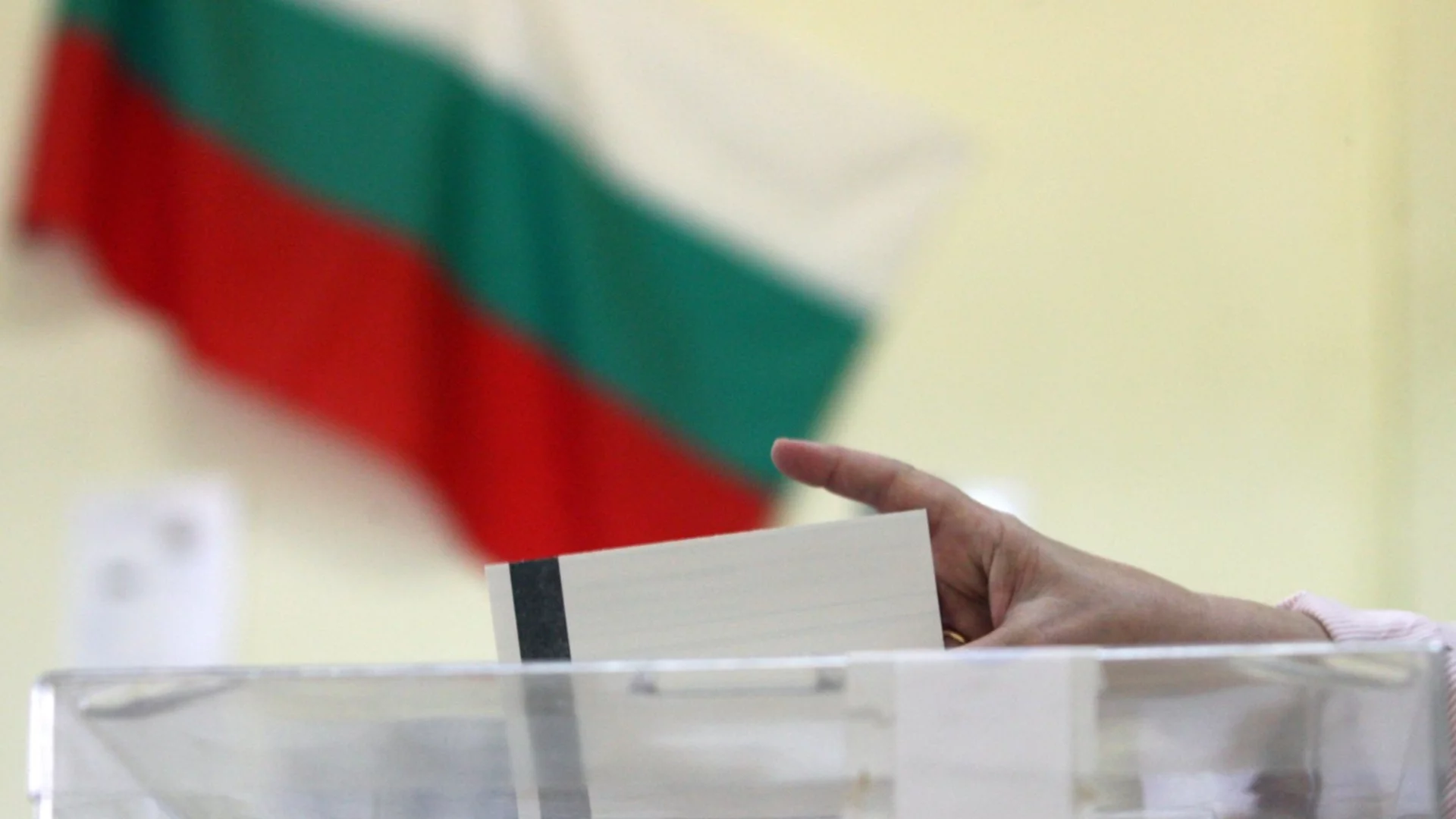 "Подадох заявление, но ме няма": Проблем със списъците в чужбина стигна до ЦИК