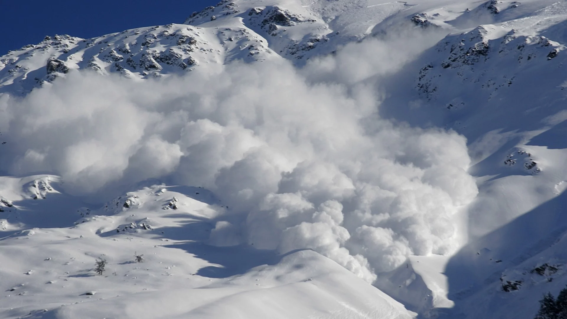 Туристи и скиори да внимават: Много висок риск от лавини в планините