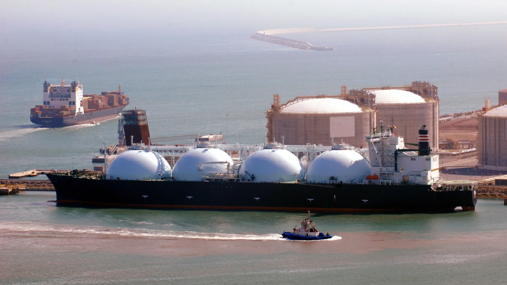 Анализ на Reuters: Китай ударно печели пари от руския газ, а Путин остава без нищо