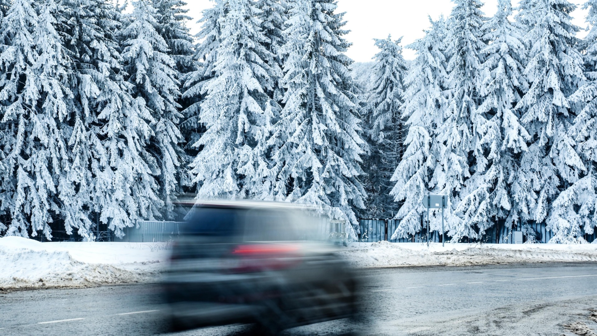 Капризите на времето: Проходите Превала и Пампорово покрити със сняг