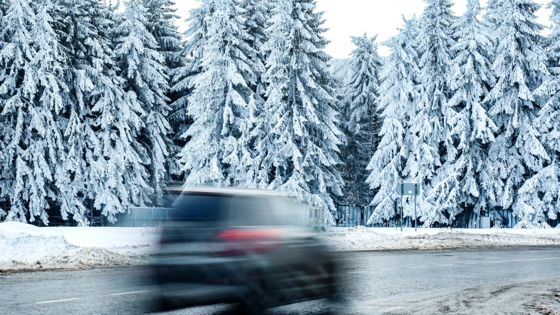 Капризите на времето: Проходите Превала и Пампорово покрити със сняг