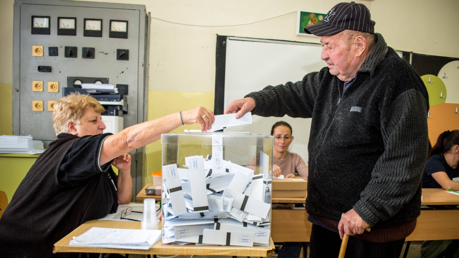 Правилата и куриозите: Как ще гласуваме с хартиена бюлетина на 19 април? (СНИМКИ и ВИДЕО)