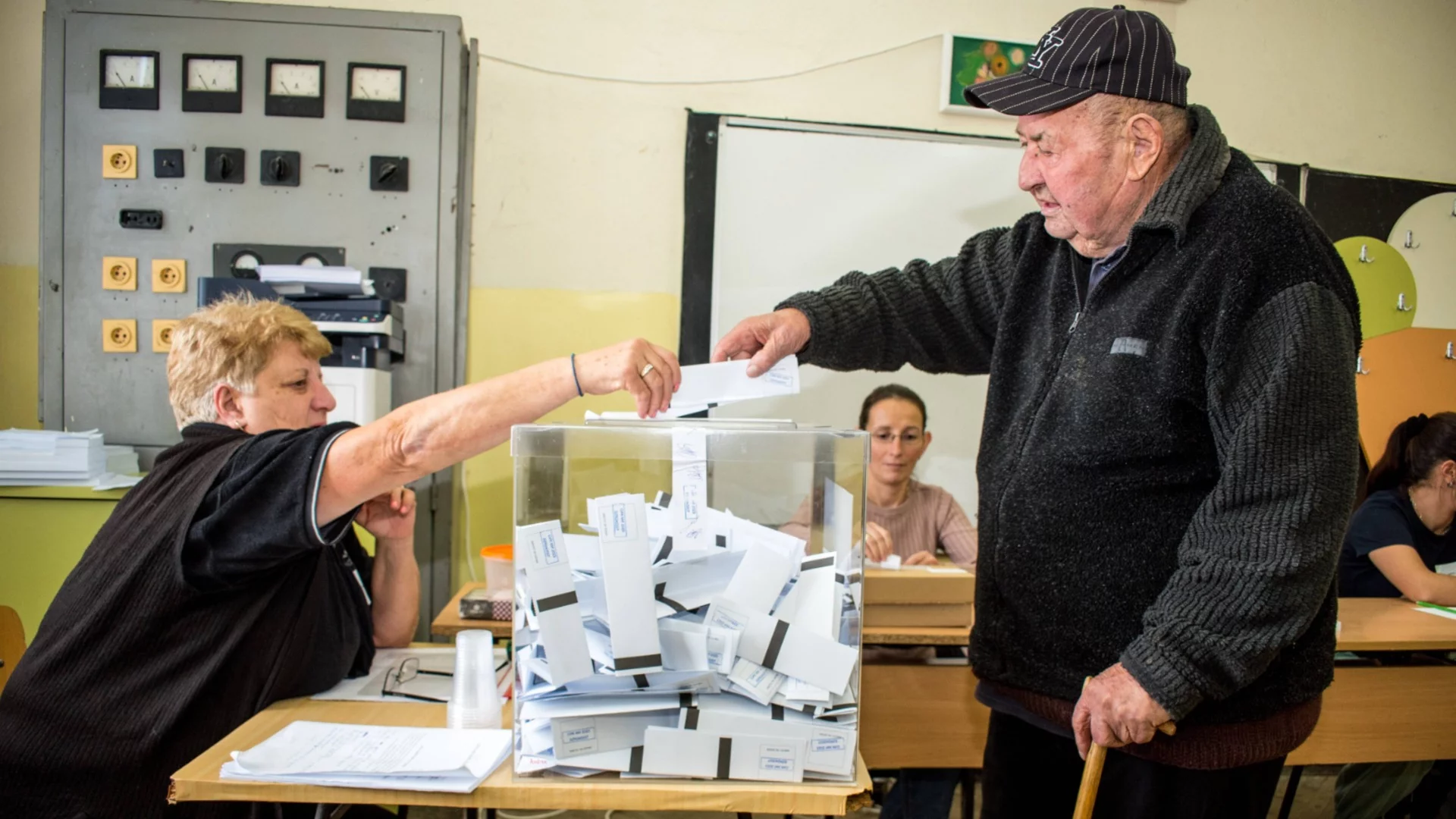 Правилата и куриозите: Как ще гласуваме с хартиена бюлетина на 19 април? (СНИМКИ и ВИДЕО)