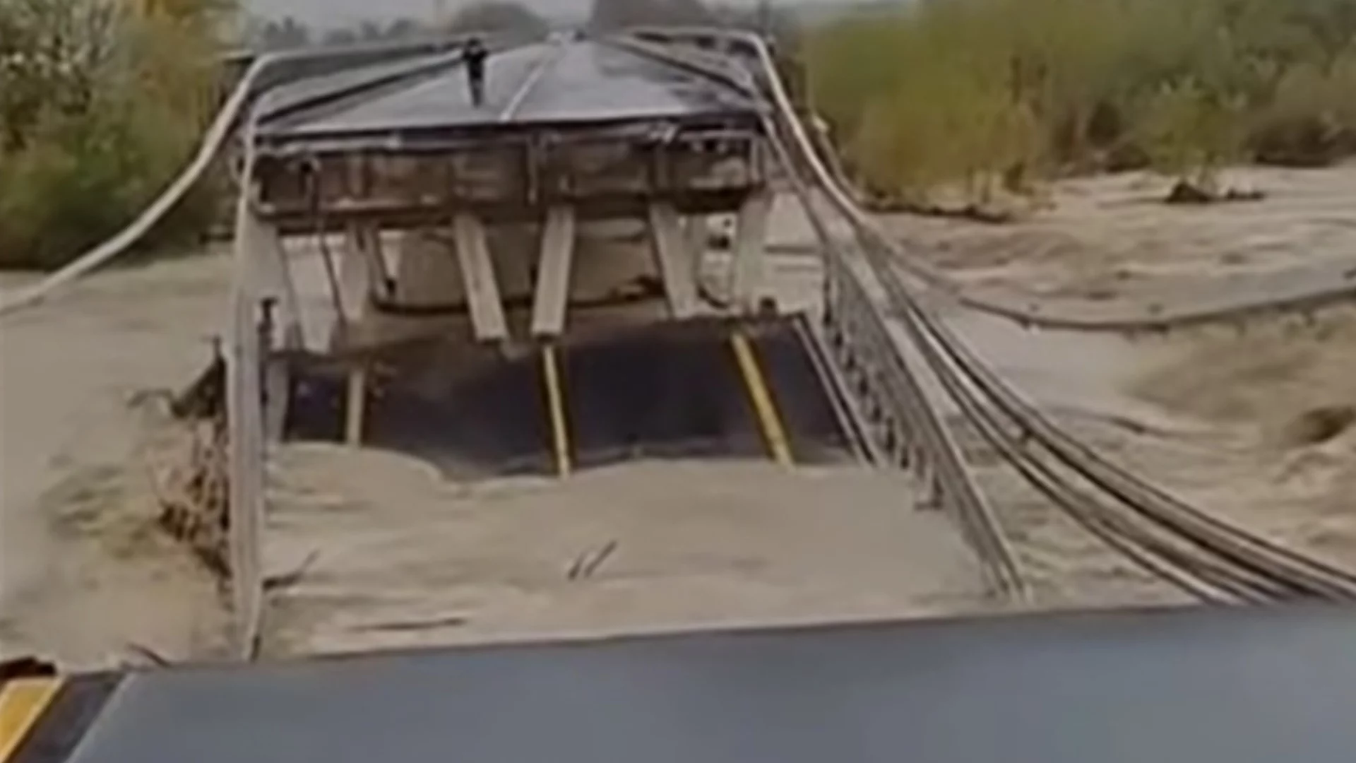 Мост рухна на Адриатическата магистрала в Италия (ВИДЕА)