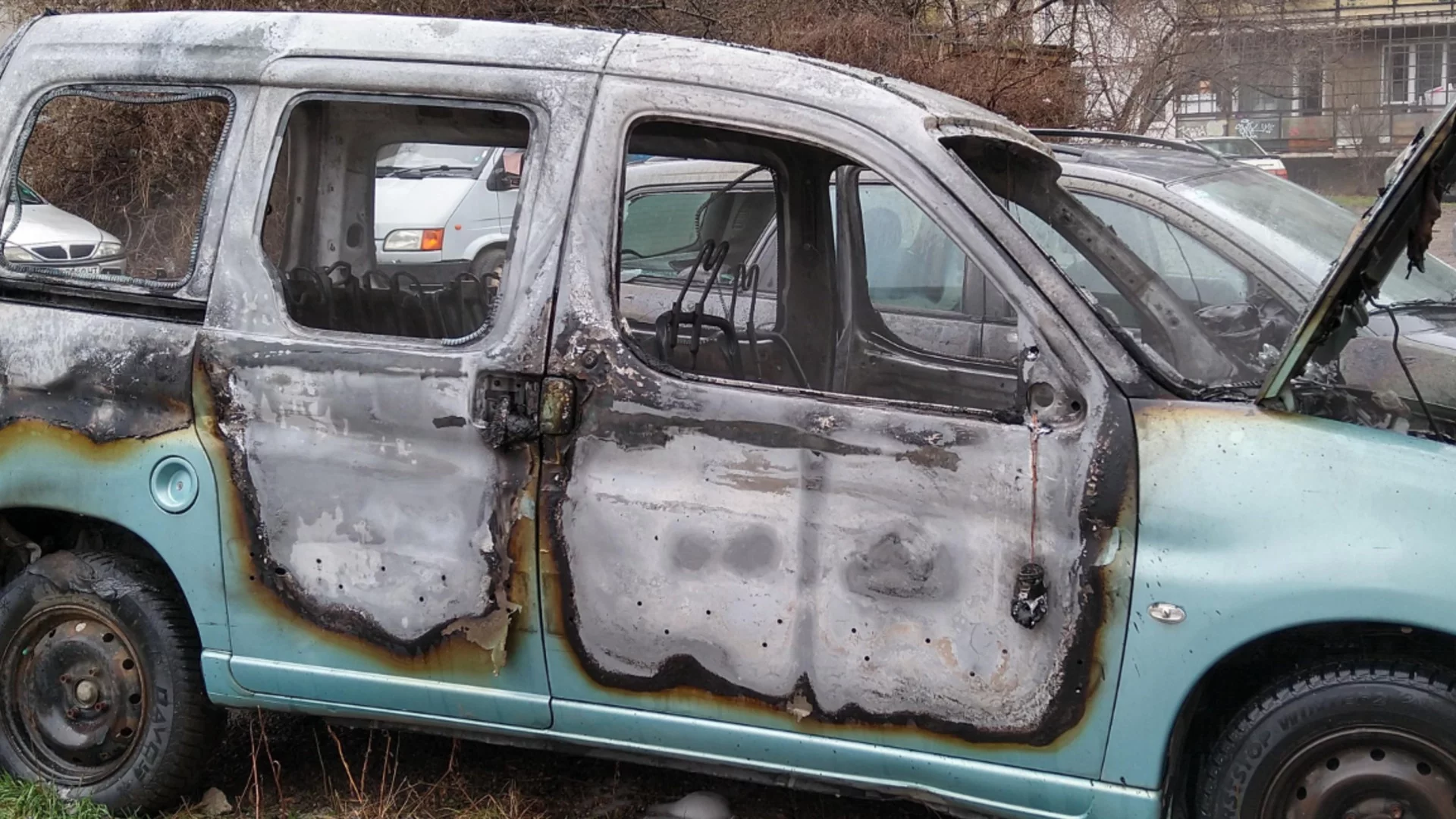 Огнен ад в училищен двор: Арестуваха младежи за масов палеж на коли