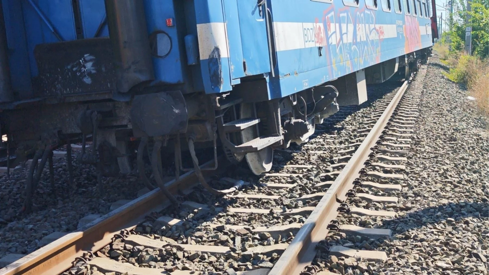 Свлачище извади влак от релсите в Старозагорско