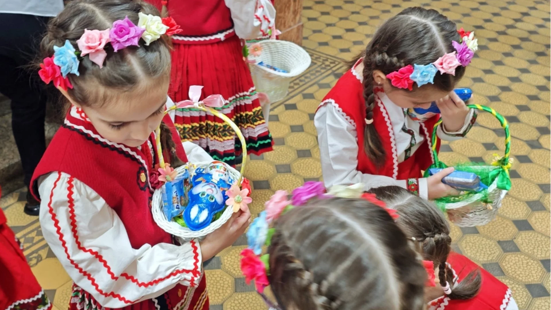 Малки лазарки отправиха пожелания за здраве в Община Плевен